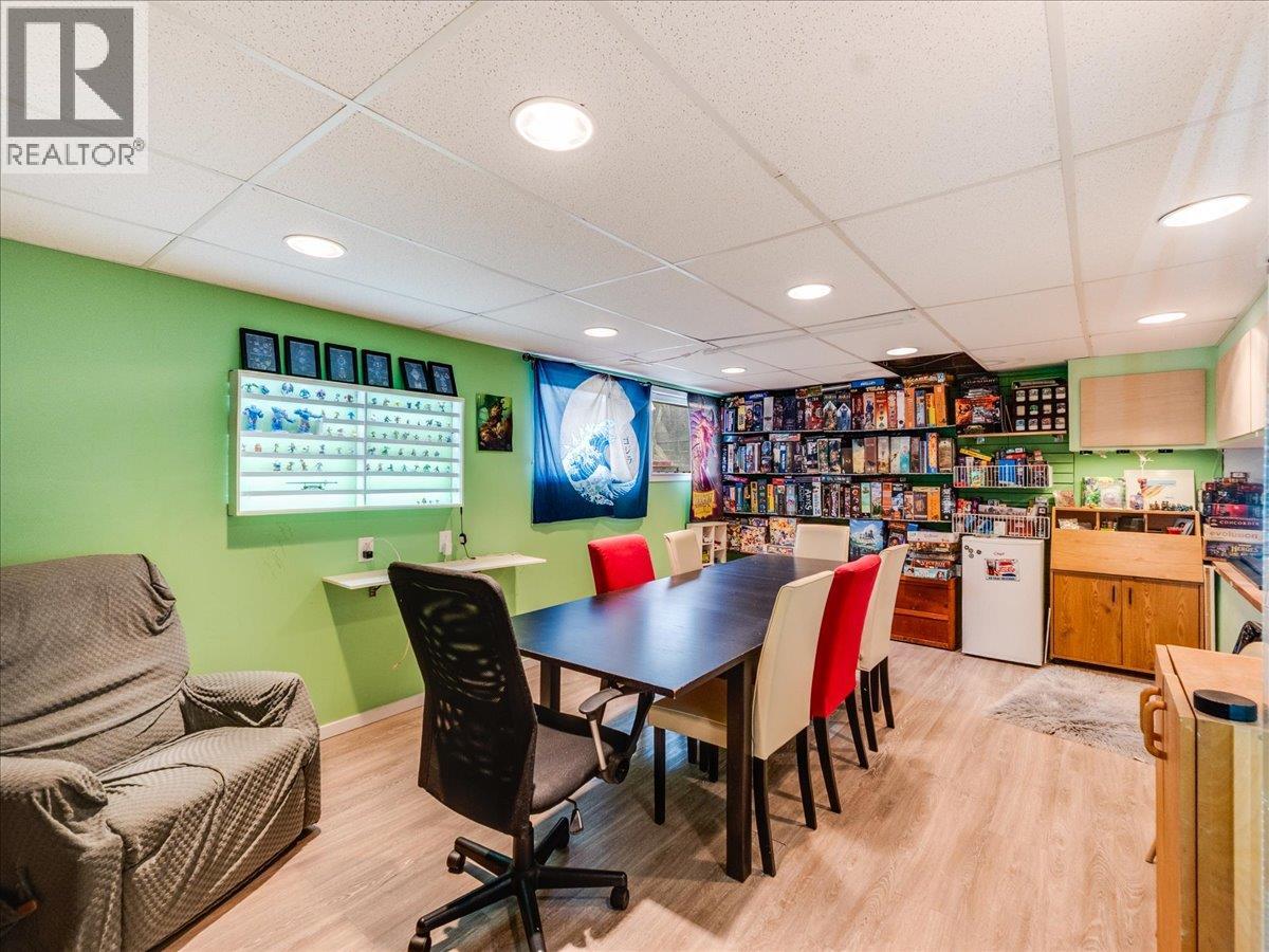 1220 Third Avenue, Trail