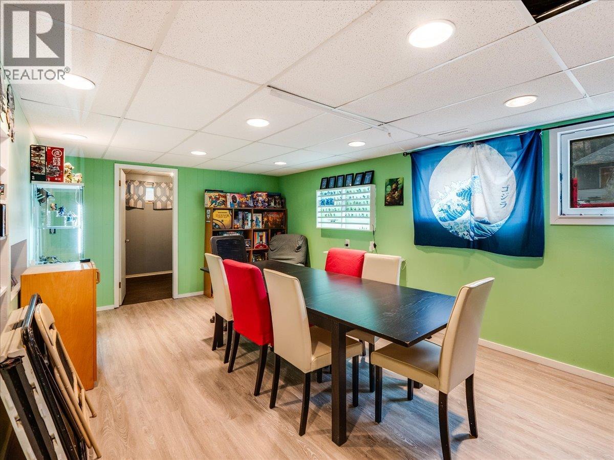 1220 Third Avenue, Trail