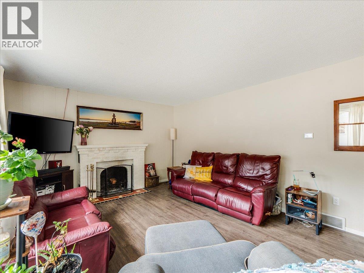 1220 Third Avenue, Trail