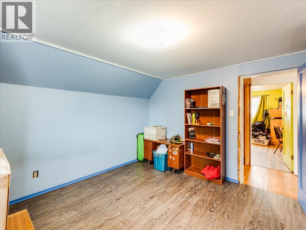 1220 Third Avenue, Trail