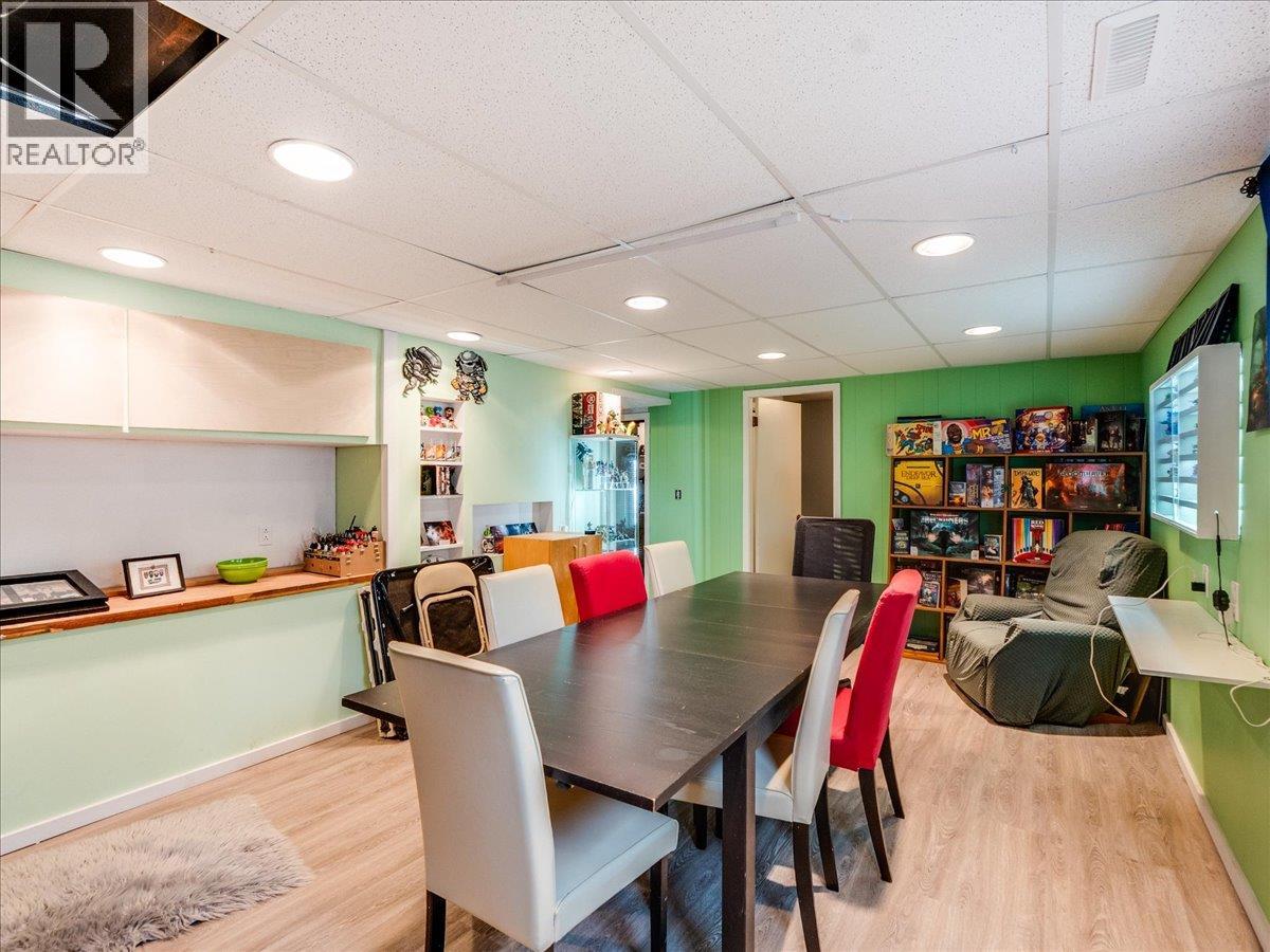 1220 Third Avenue, Trail