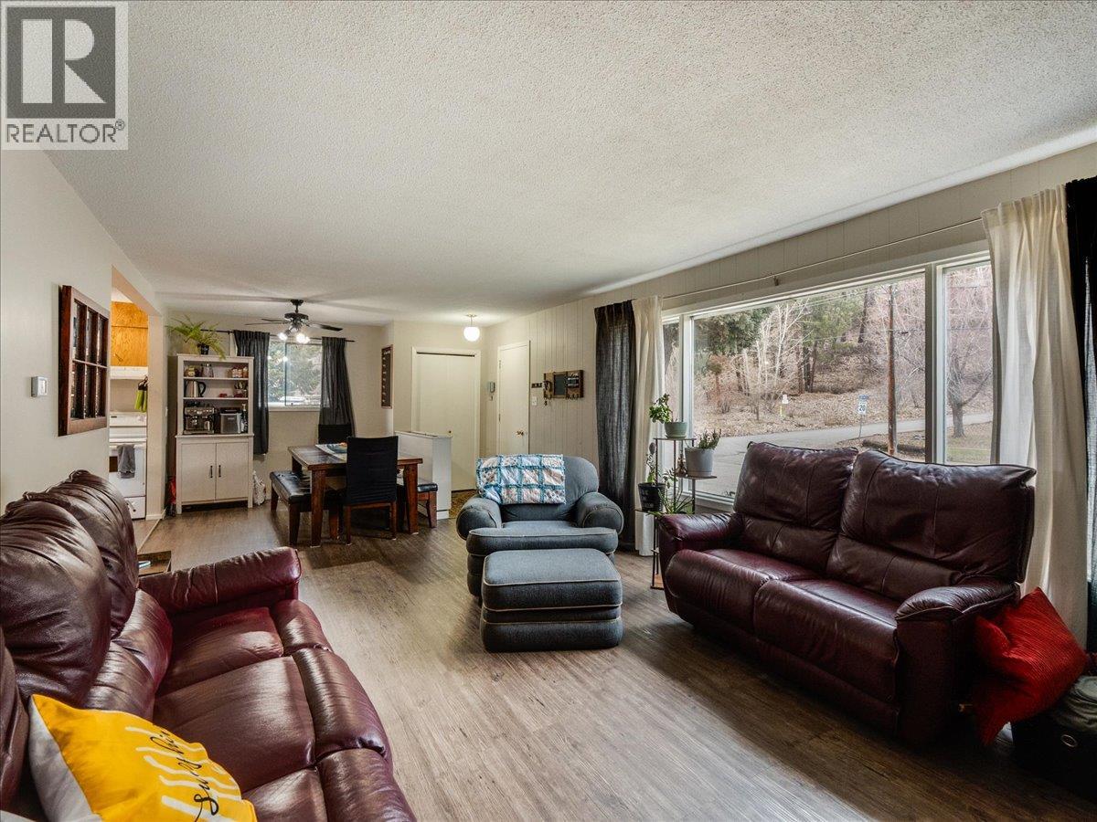 1220 Third Avenue, Trail