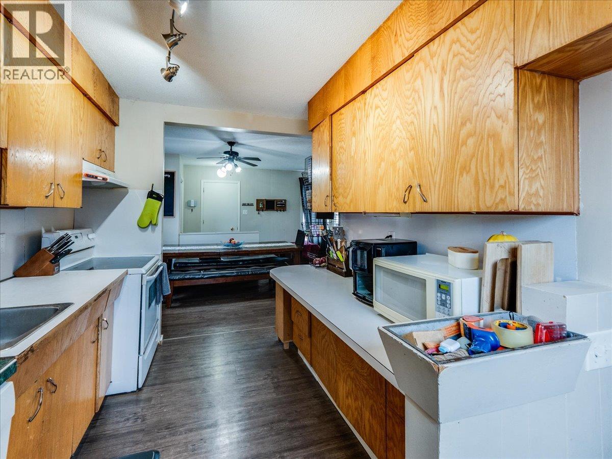 1220 Third Avenue, Trail