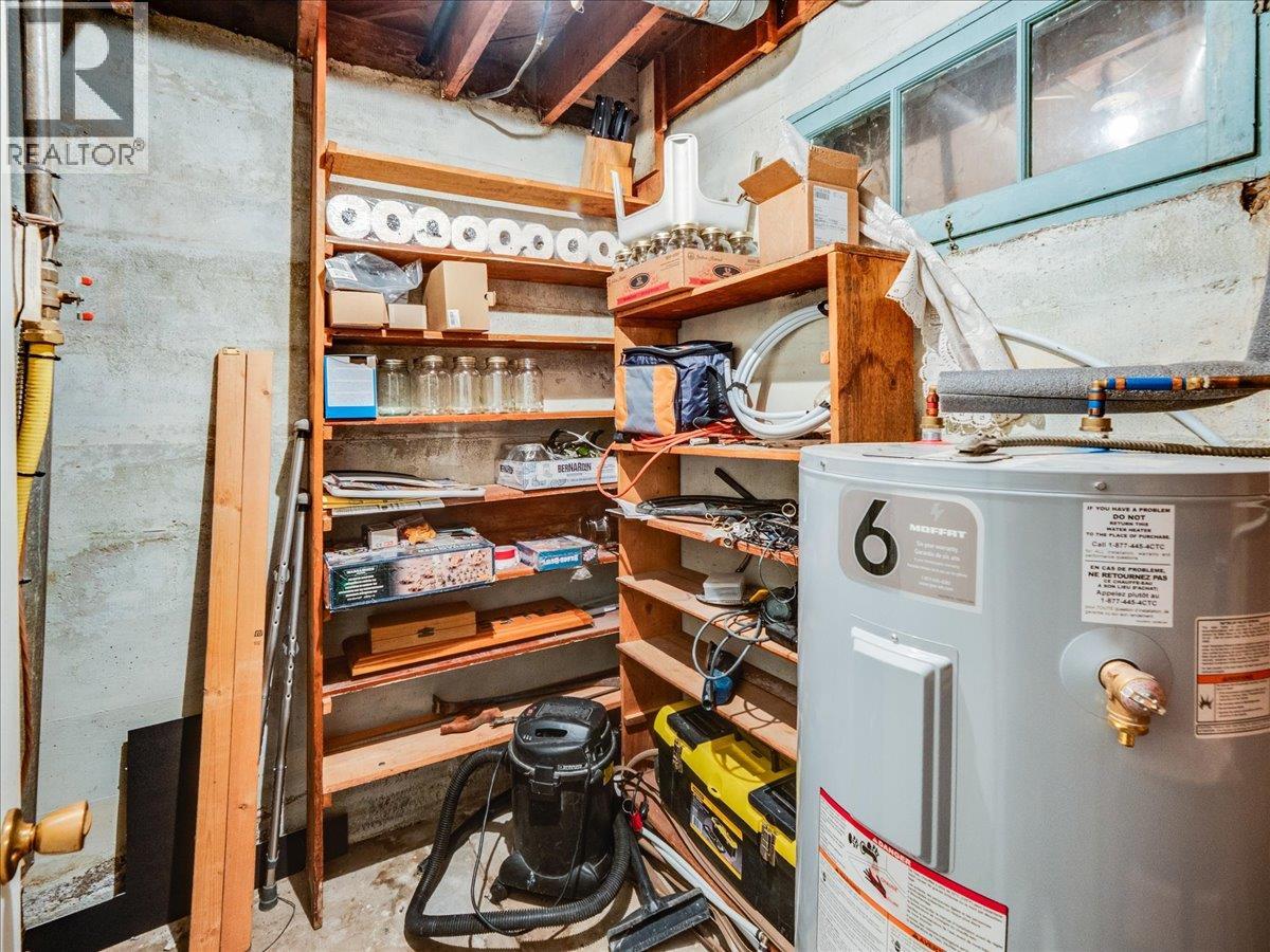 1220 Third Avenue, Trail