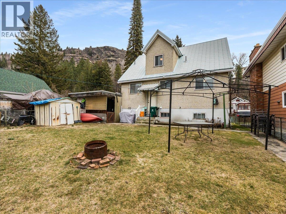 1220 Third Avenue, Trail