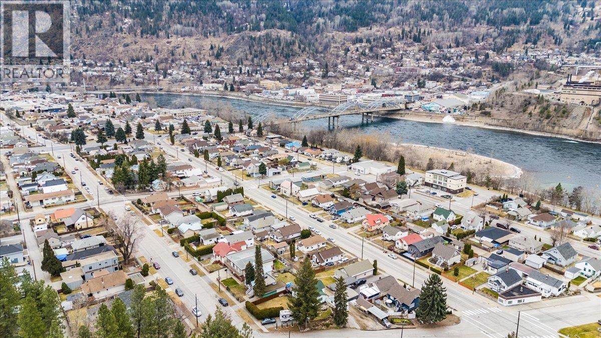 1220 Third Avenue, Trail