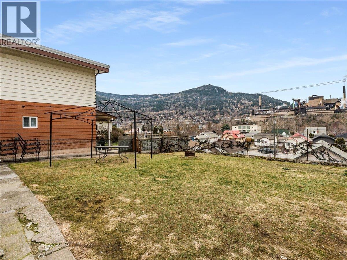 1220 Third Avenue, Trail