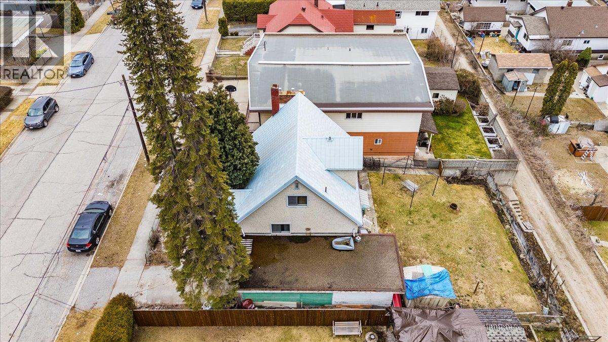 1220 Third Avenue, Trail