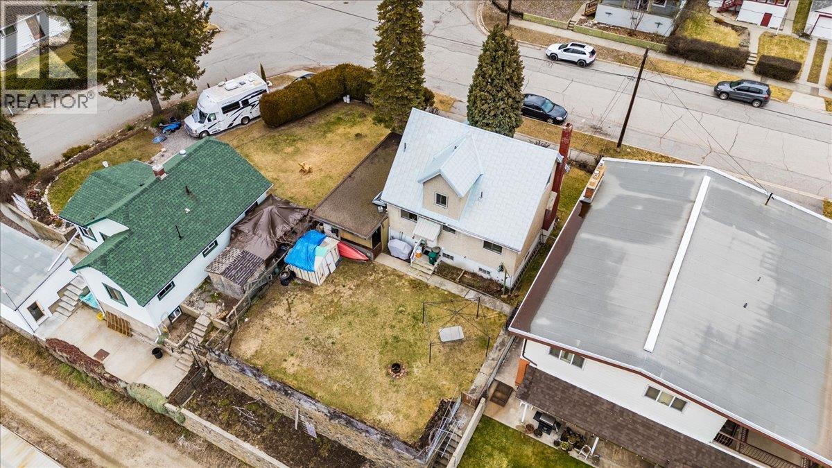 1220 Third Avenue, Trail