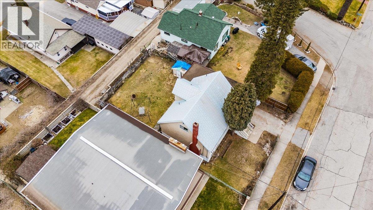 1220 Third Avenue, Trail