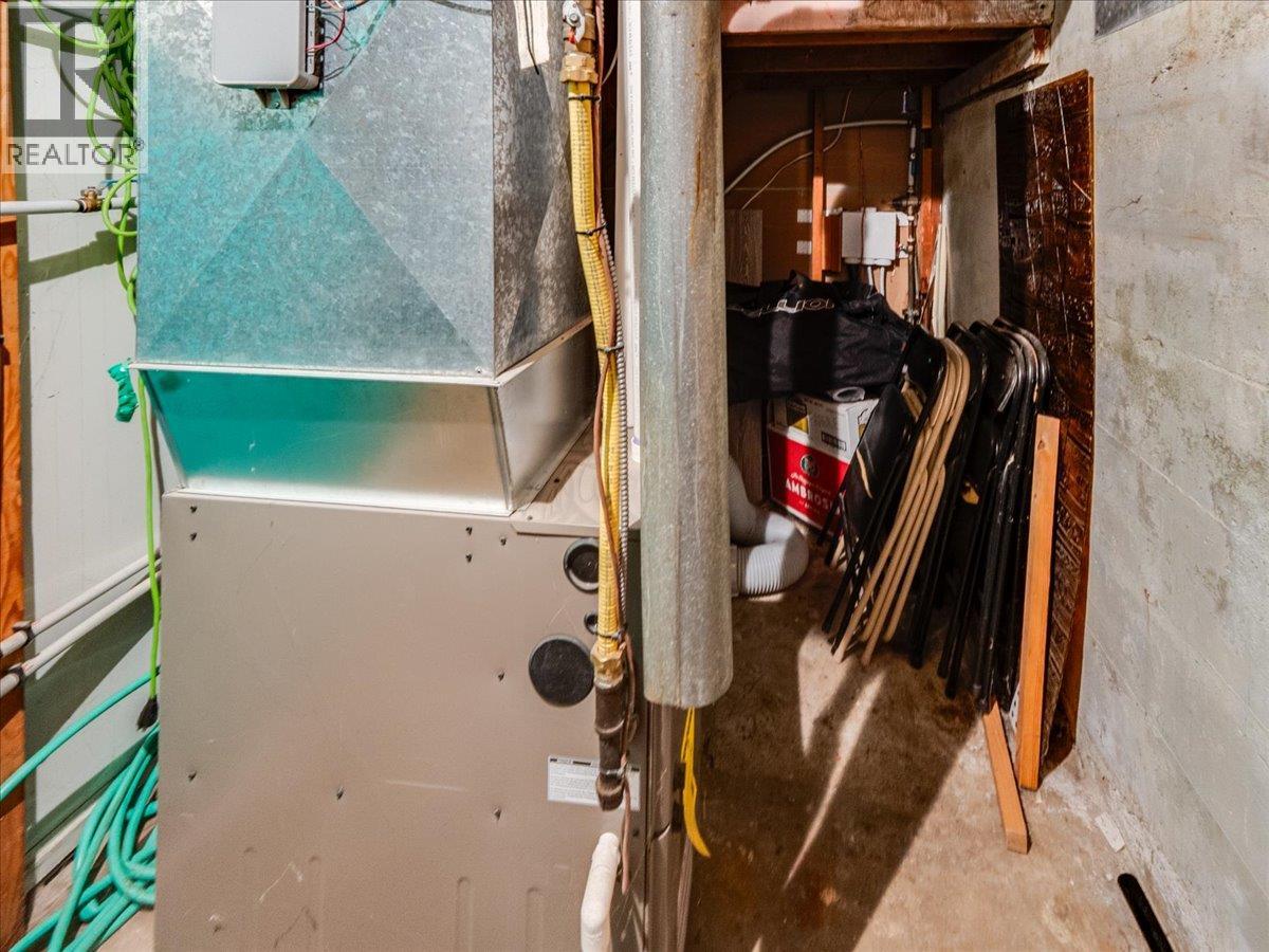 1220 Third Avenue, Trail