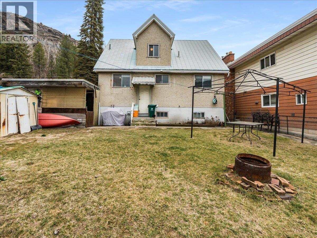 1220 Third Avenue, Trail