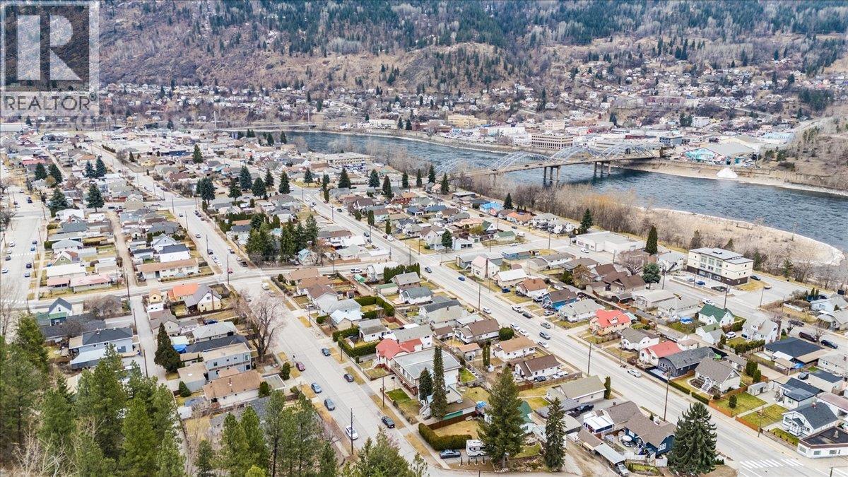 1220 Third Avenue, Trail