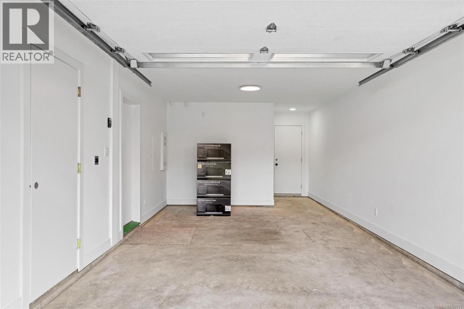 1 1559 Ash Road, Saanich