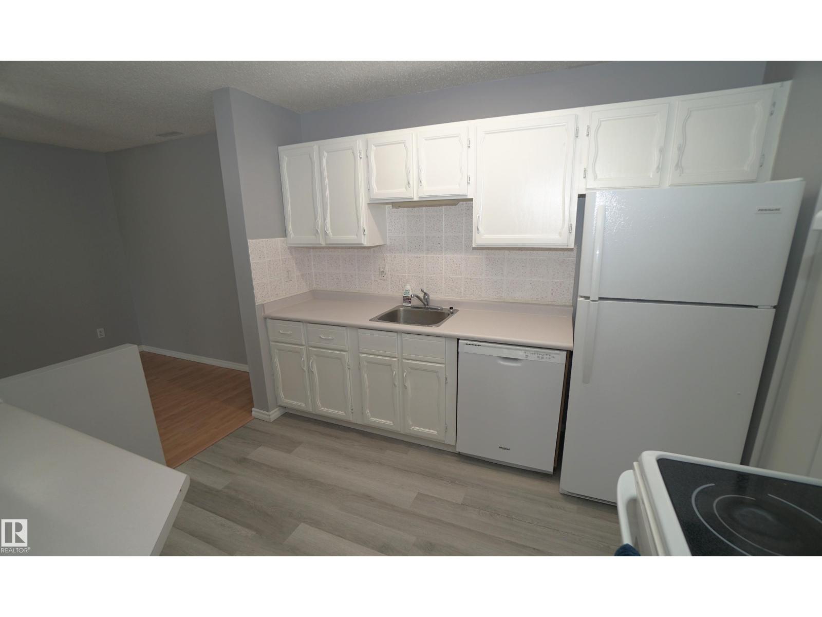 245 SURREY GARDENS NW - 14