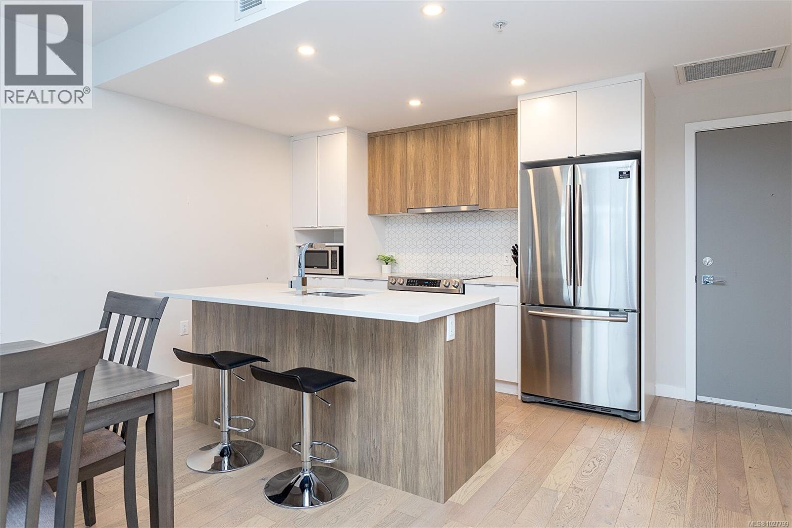 209 881 Short Street, Saanich