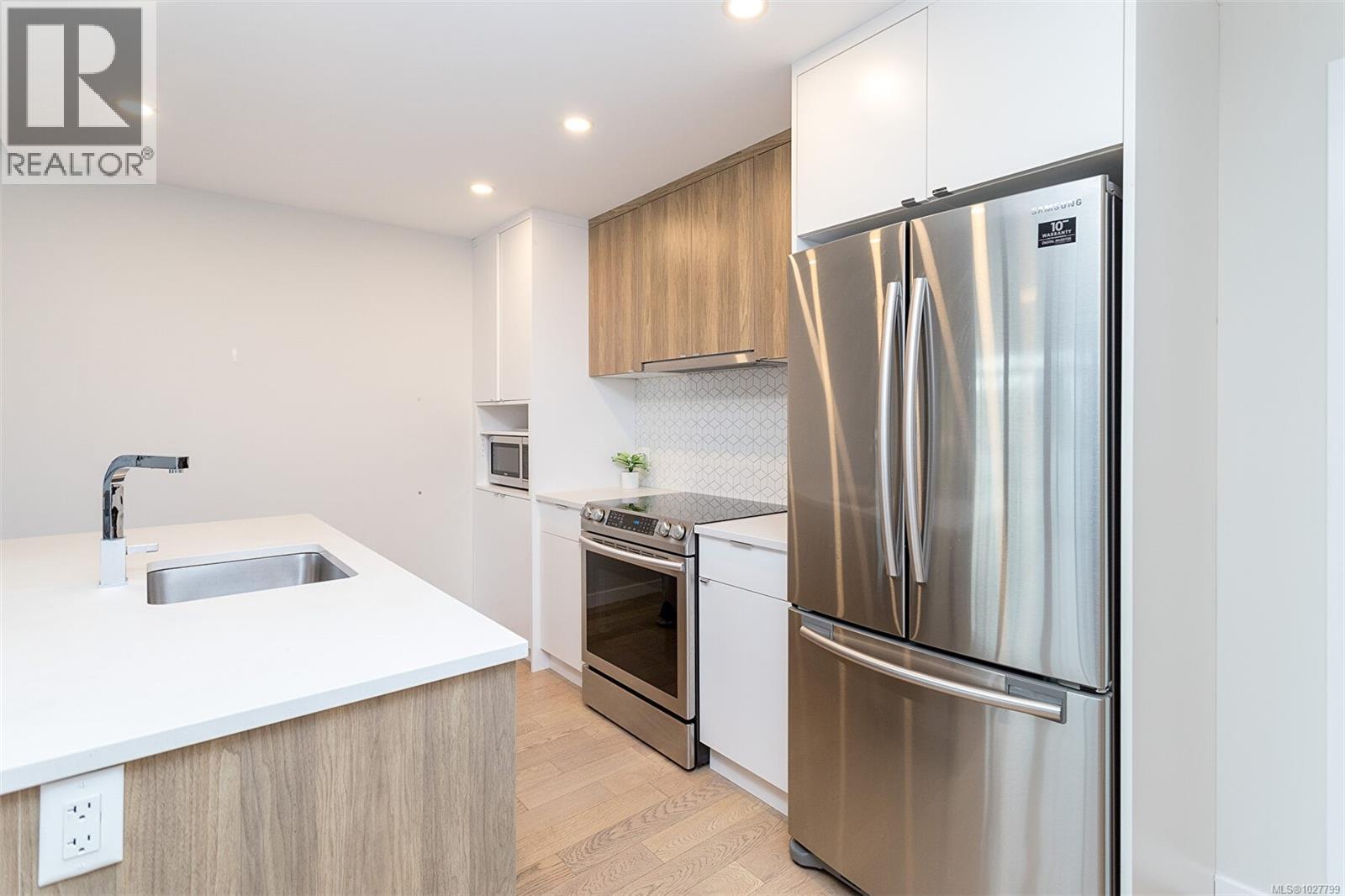 209 881 Short Street, Saanich