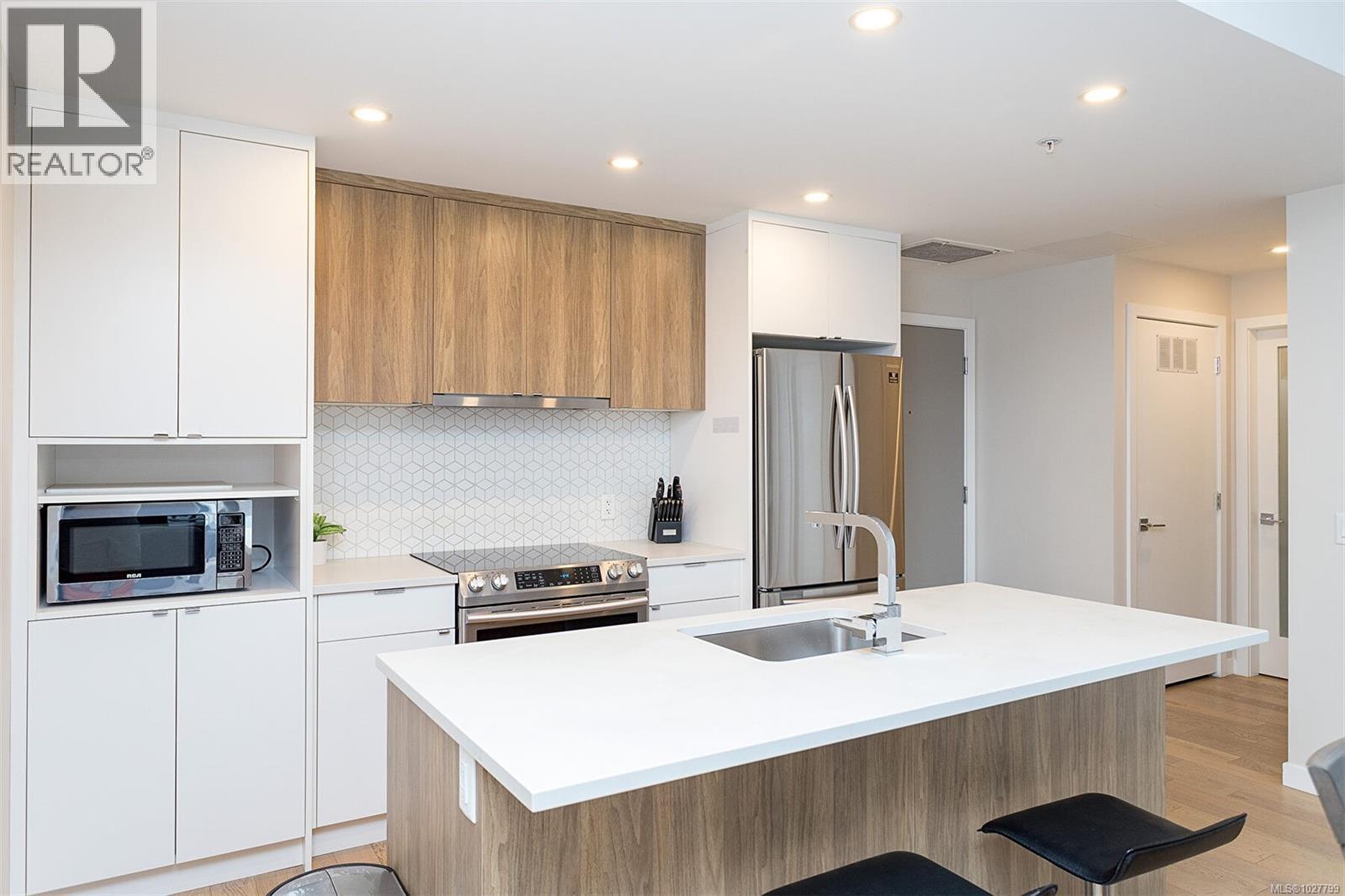 209 881 Short Street, Saanich