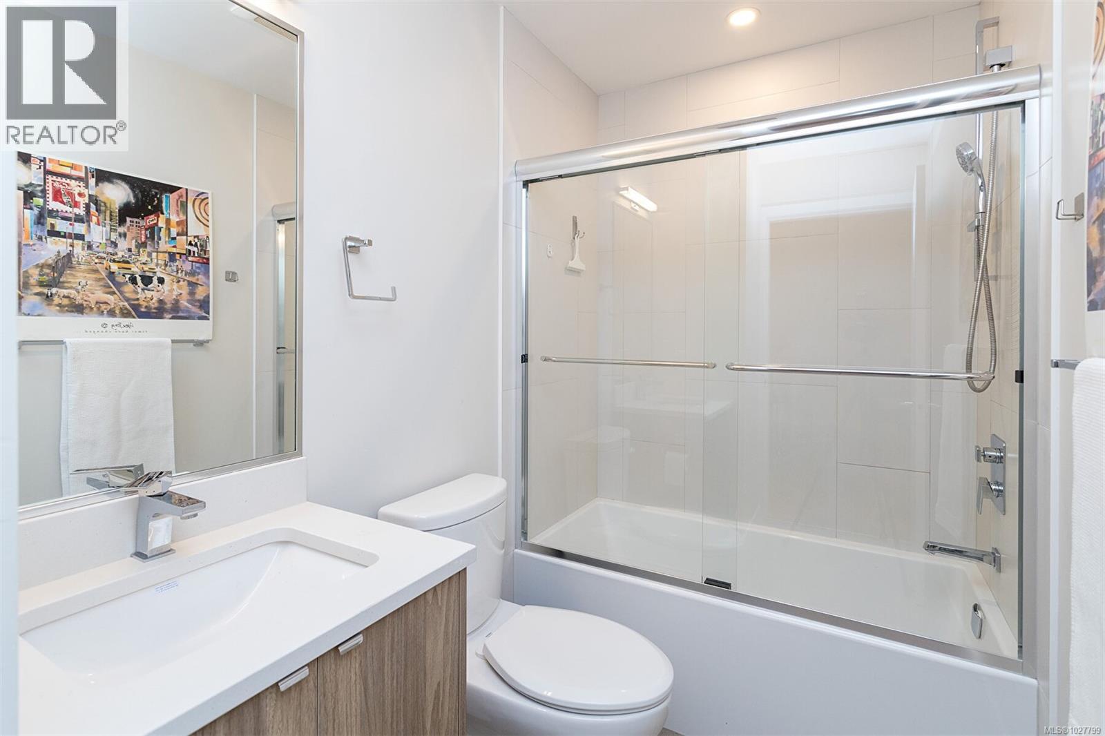 209 881 Short Street, Saanich