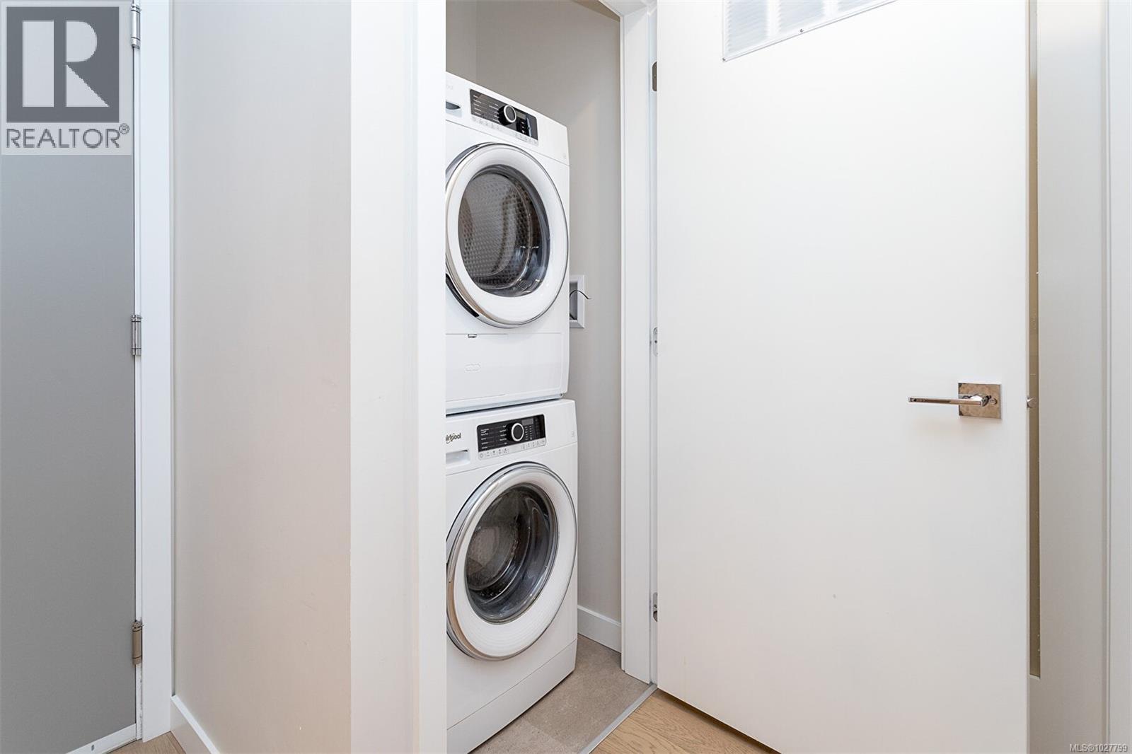 209 881 Short Street, Saanich