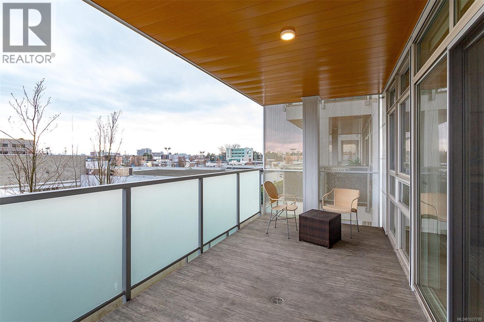 209 881 Short Street, Saanich