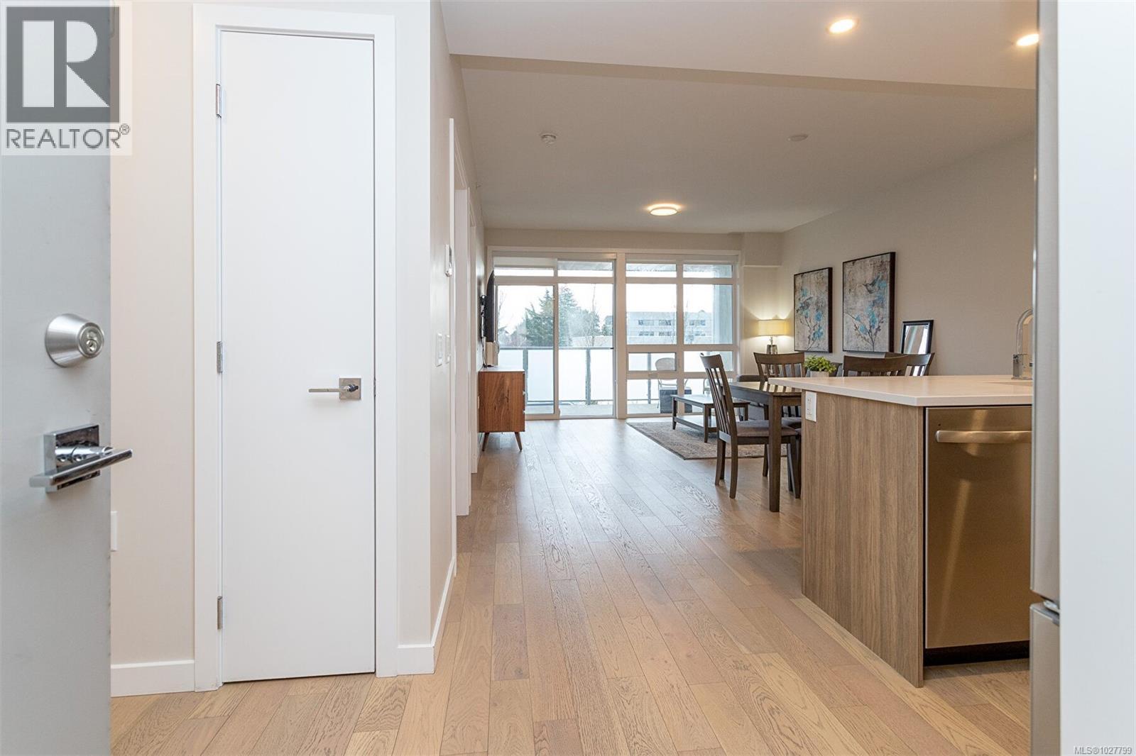 209 881 Short Street, Saanich