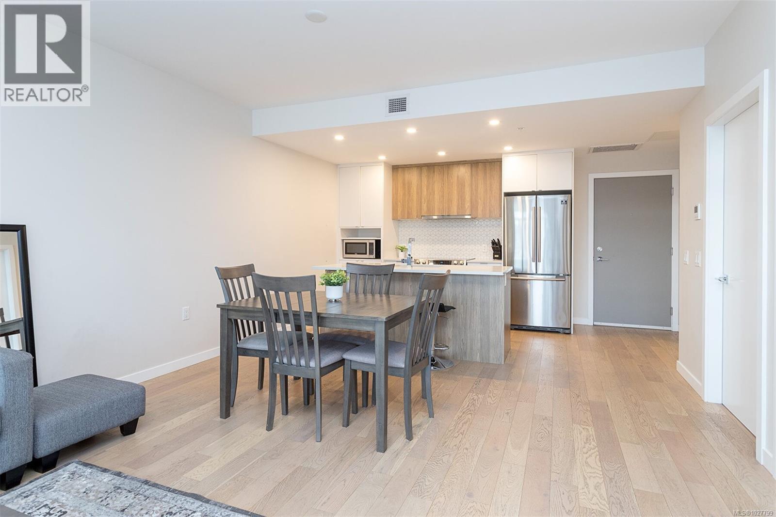 209 881 Short Street, Saanich