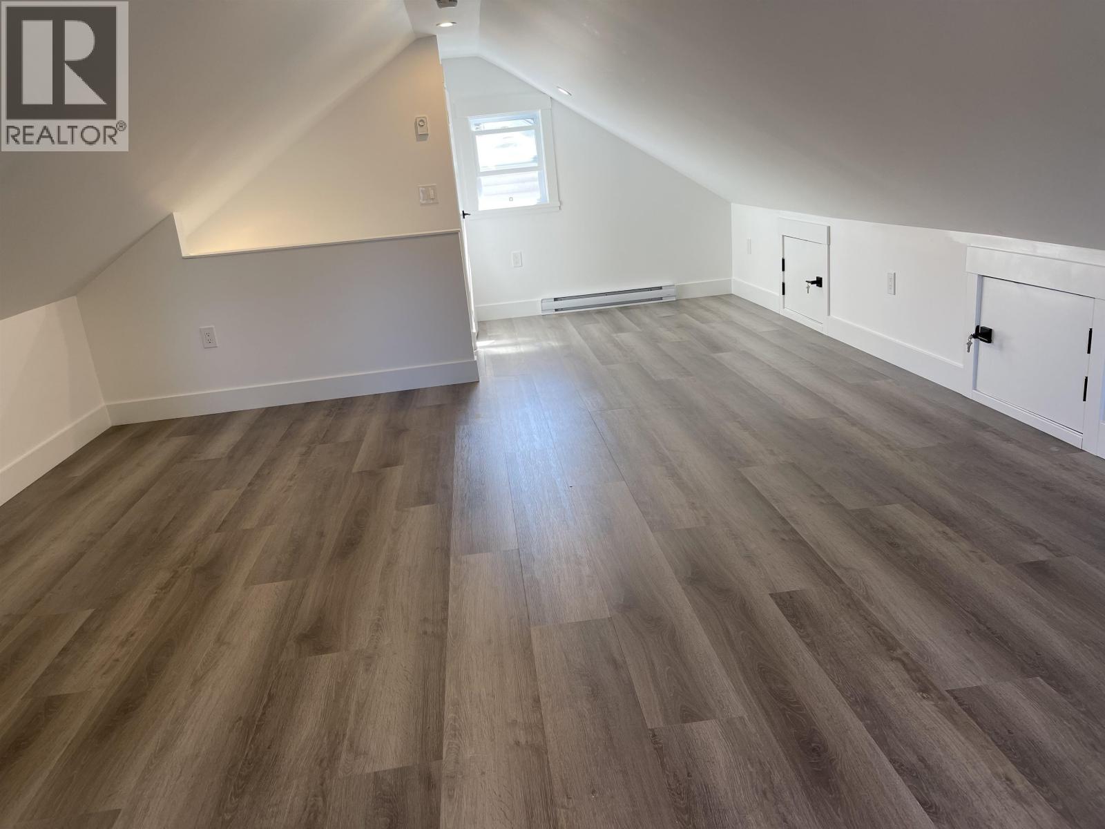 500 DOUGLAS CRESCENT, Richmond