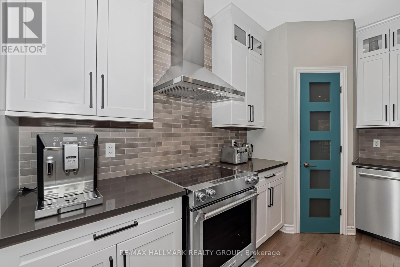 1350 COUNTRY LANE - 11
