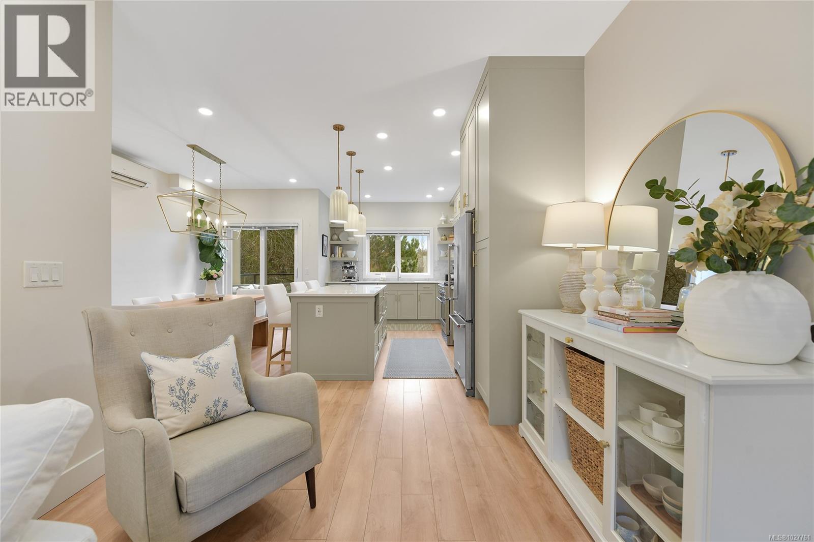 6 4355 Viewmont Avenue, Saanich