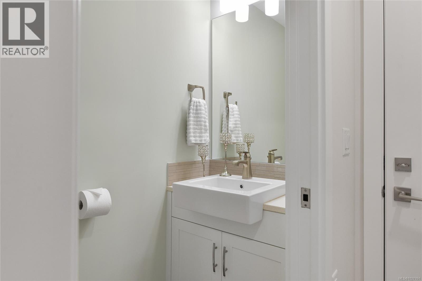 6 4355 Viewmont Avenue, Saanich