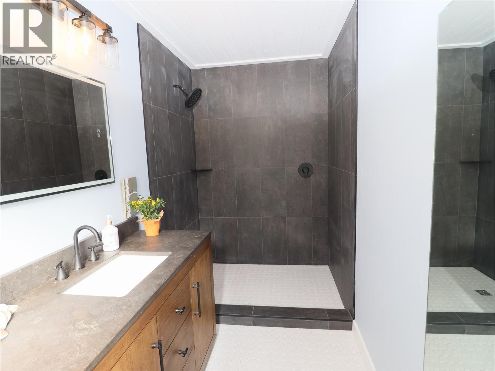 5015 SIMINOFF Road, Grand Forks