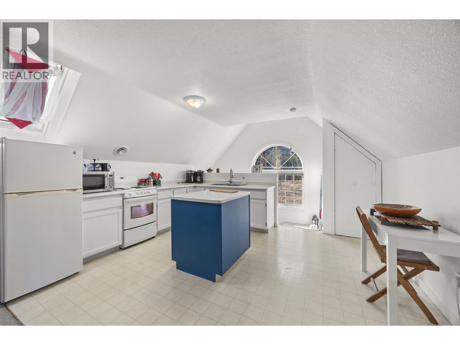 4952 Star Place, Peachland