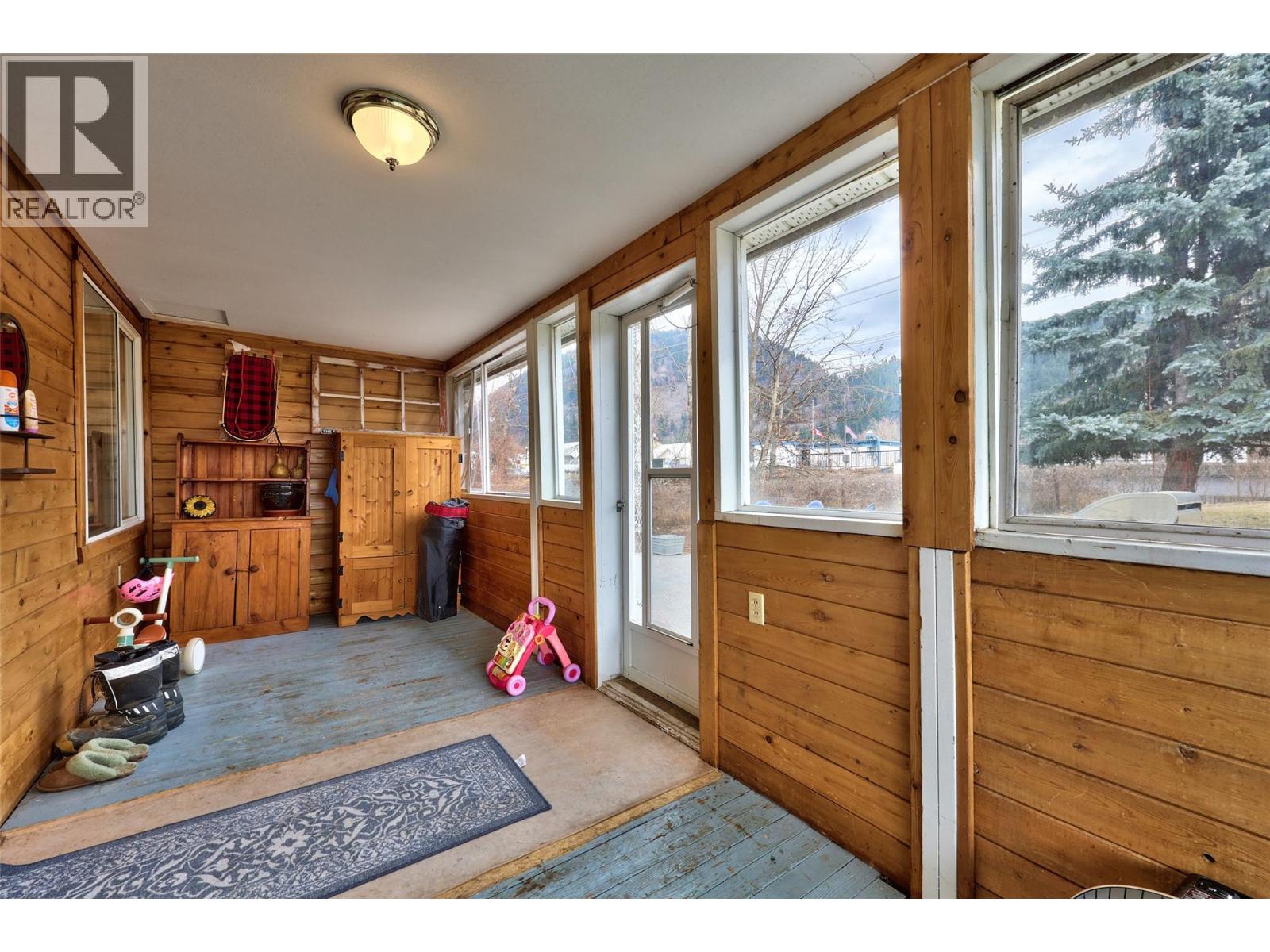 514 SHUSWAP Avenue, Chase