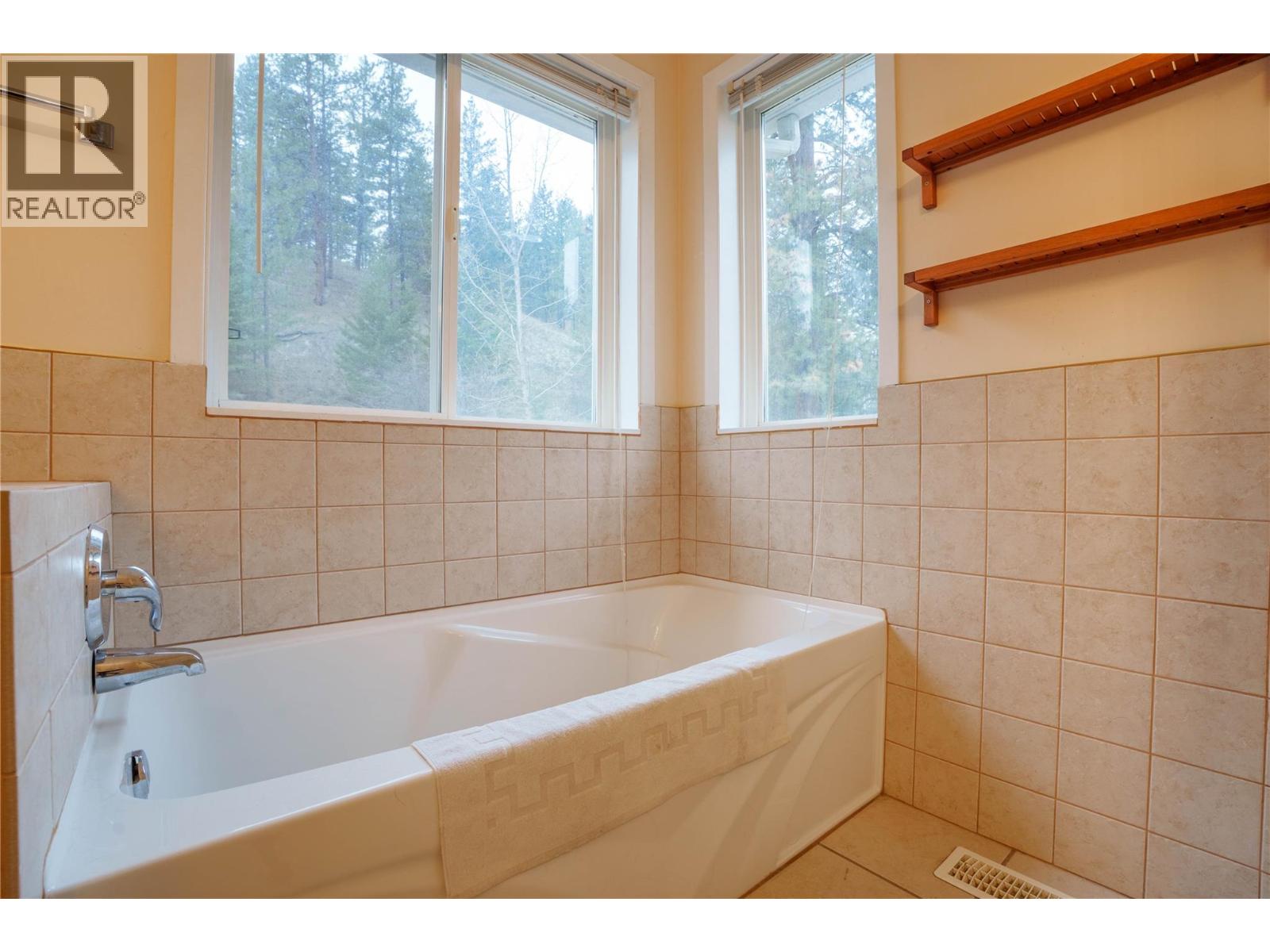 80 Fish Lake Road, Summerland