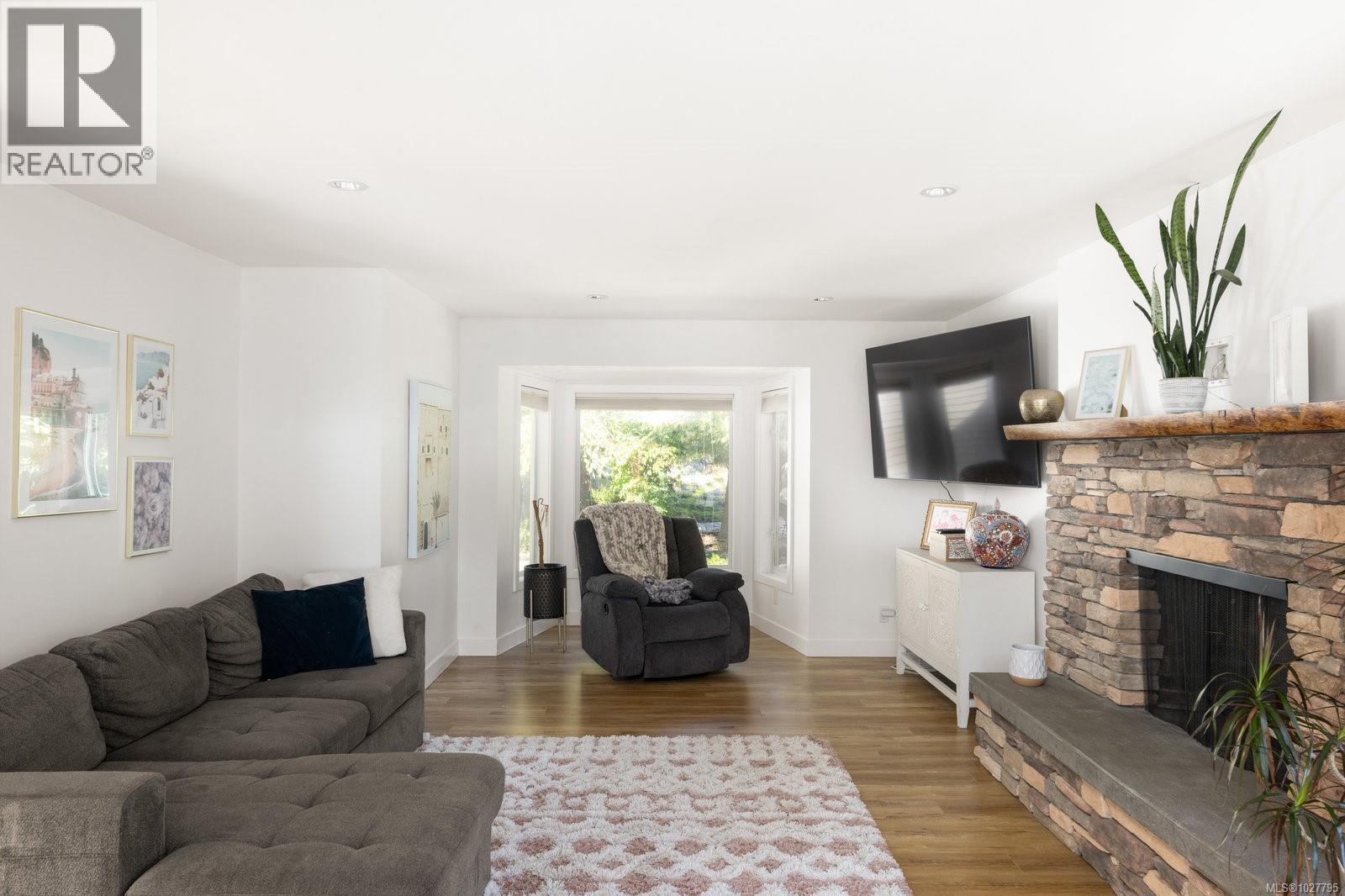  11321 Chalet Road, North Saanich