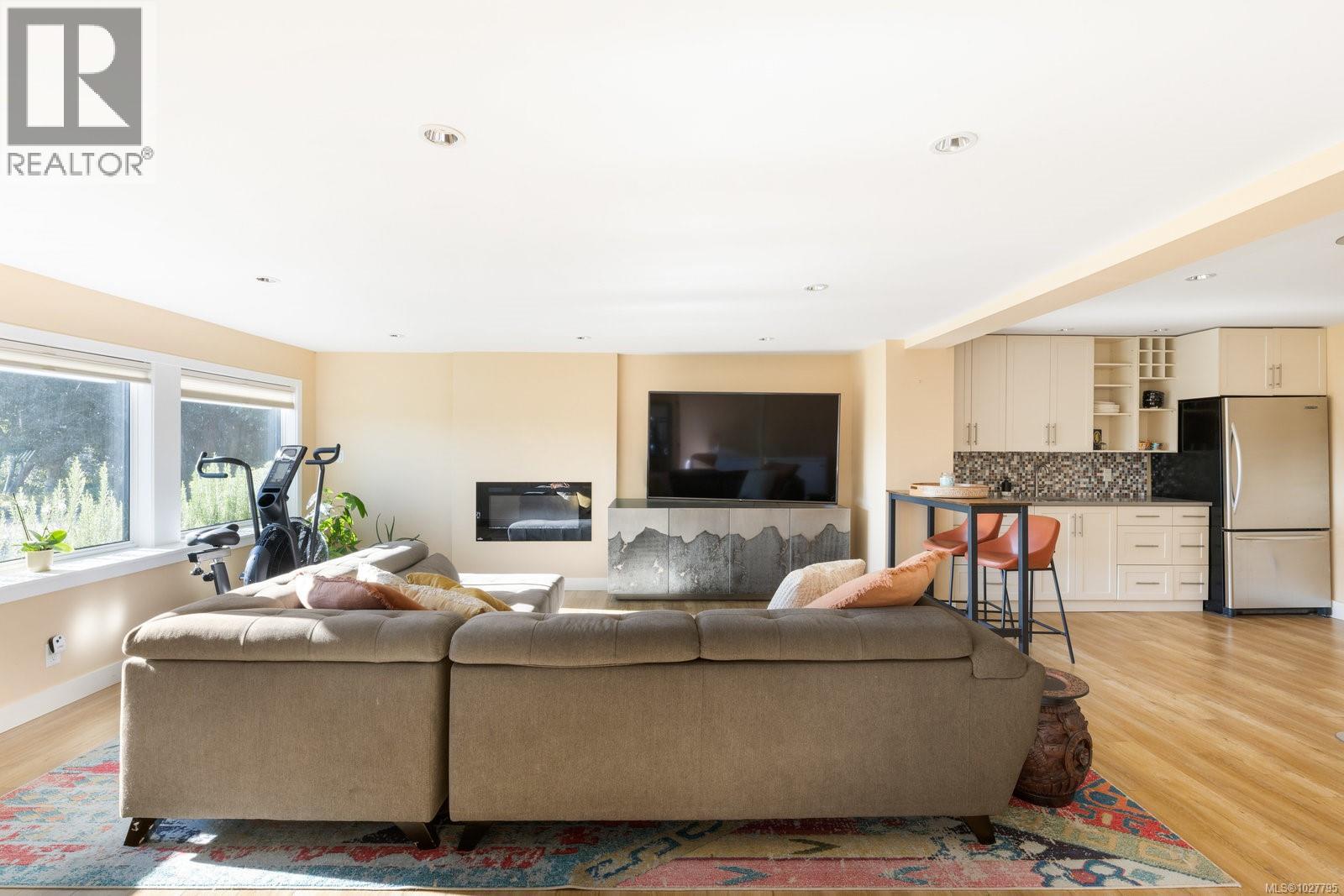  11321 Chalet Road, North Saanich