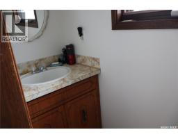Family room - 105 Magnan Street, Gravelbourg, SK S0H1X0 Photo 9