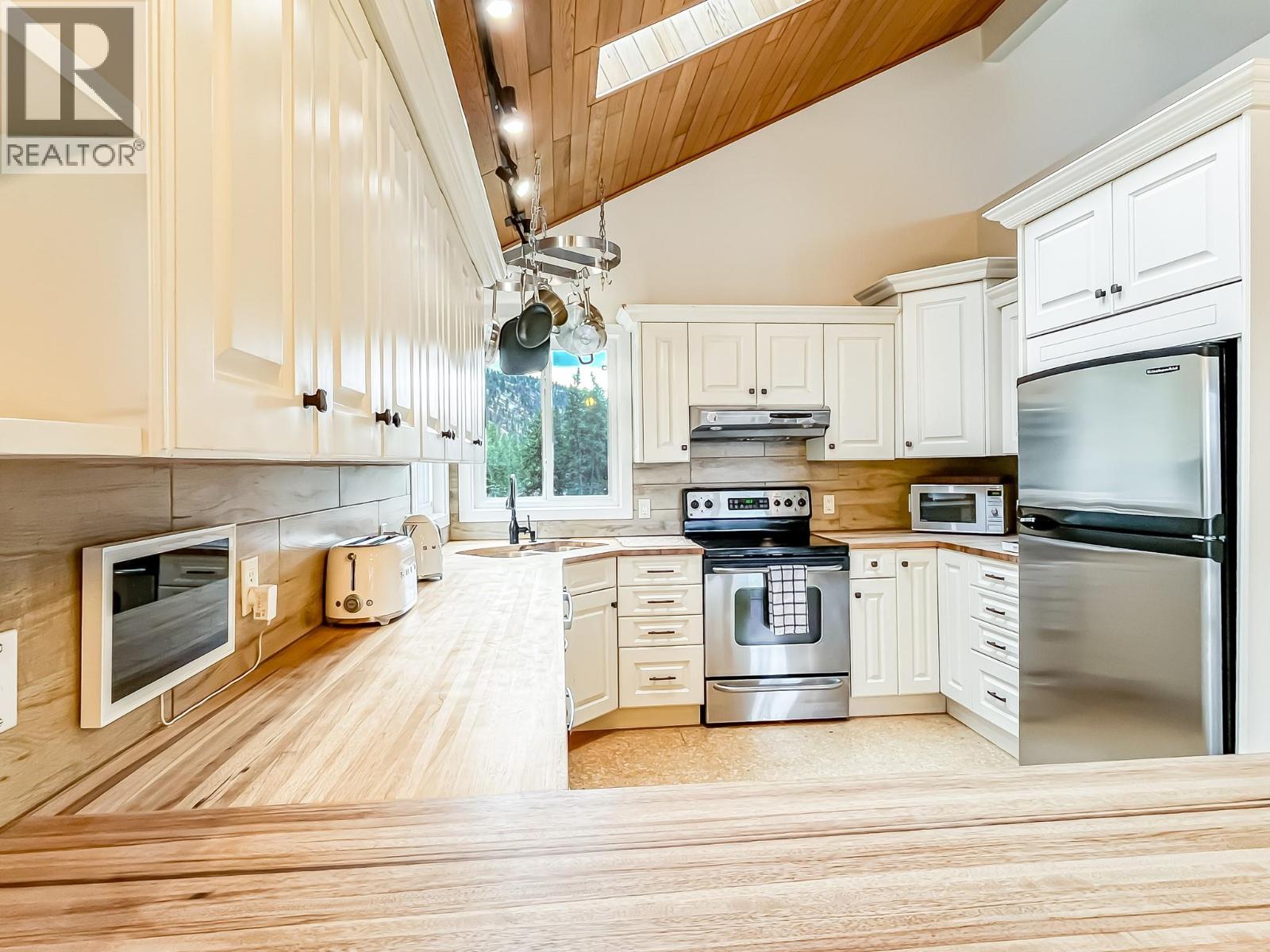 442 Clifton Road N, Kelowna