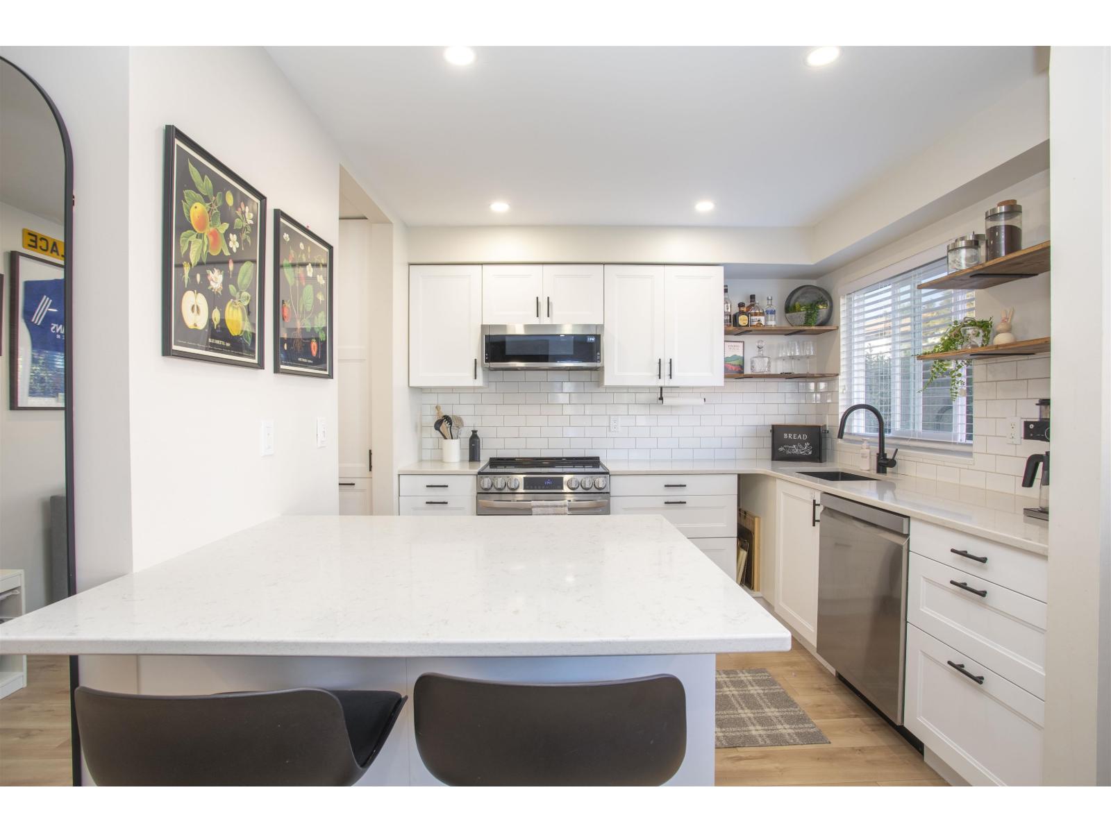 202 1381 MARTIN STREET, White Rock