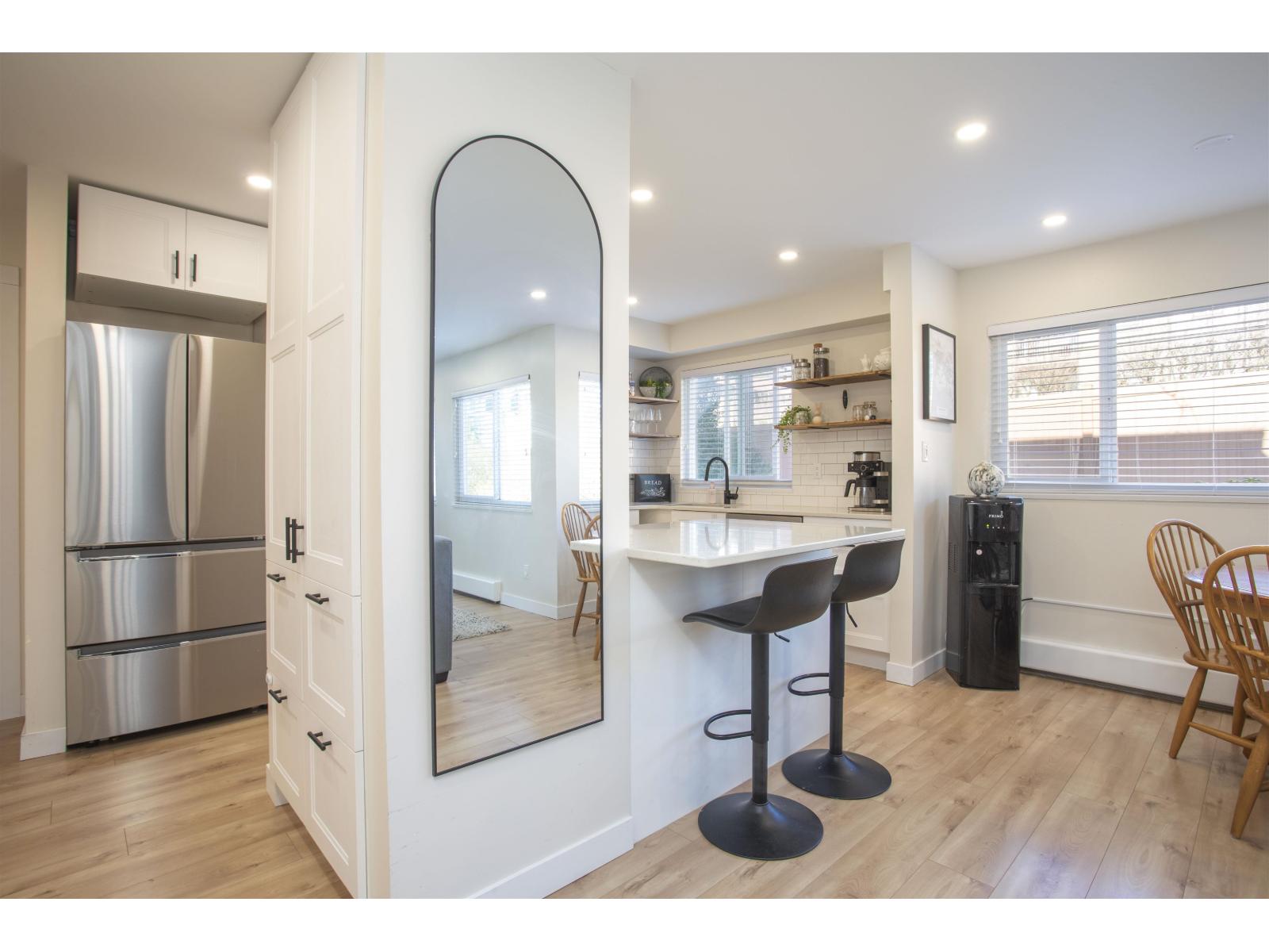 202 1381 MARTIN STREET, White Rock