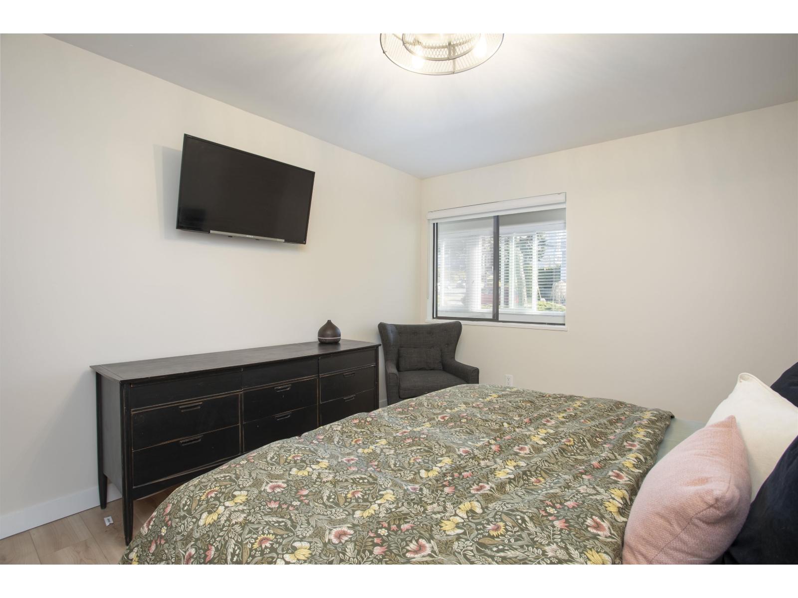 202 1381 MARTIN STREET, White Rock