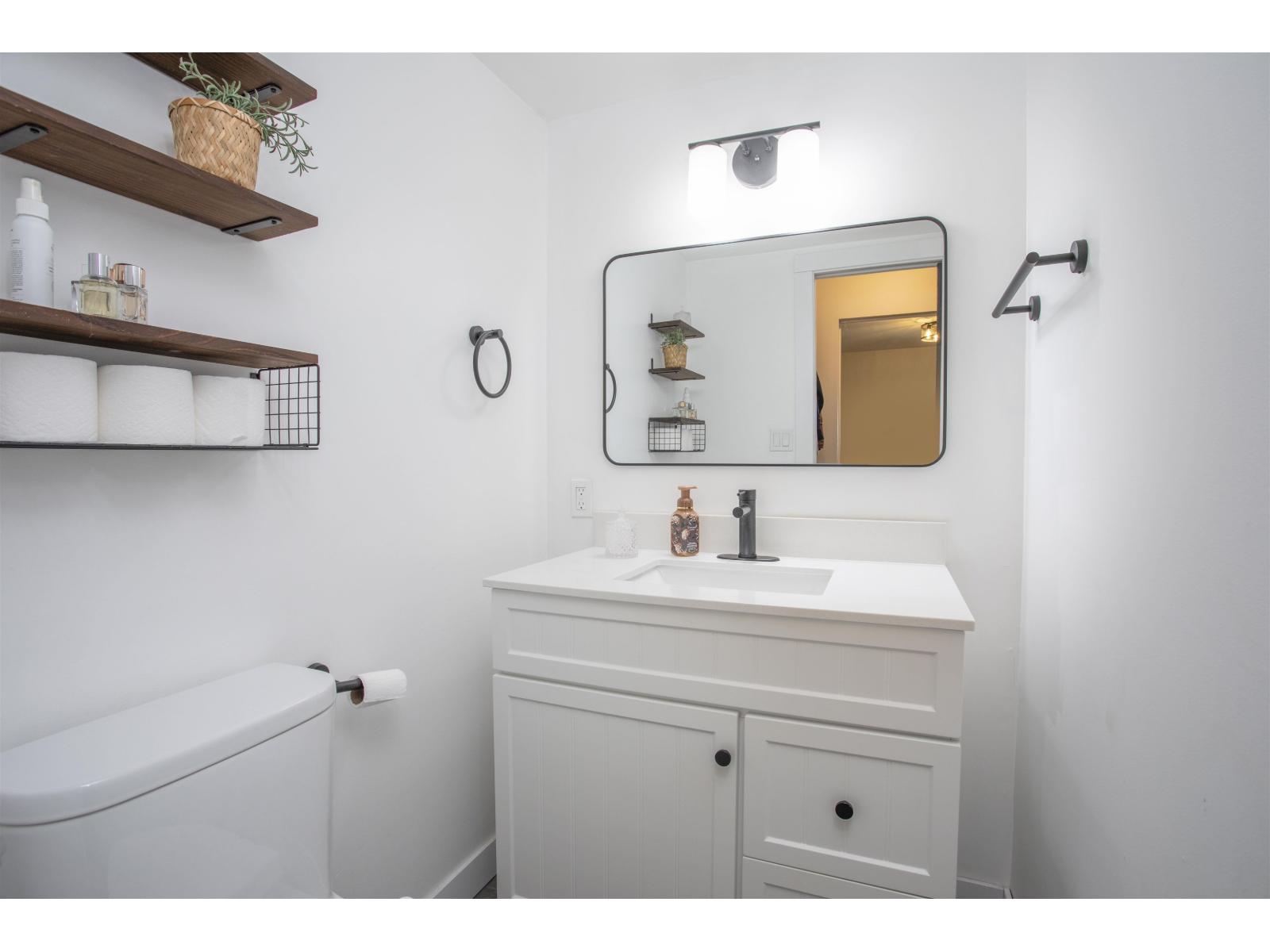 202 1381 MARTIN STREET, White Rock