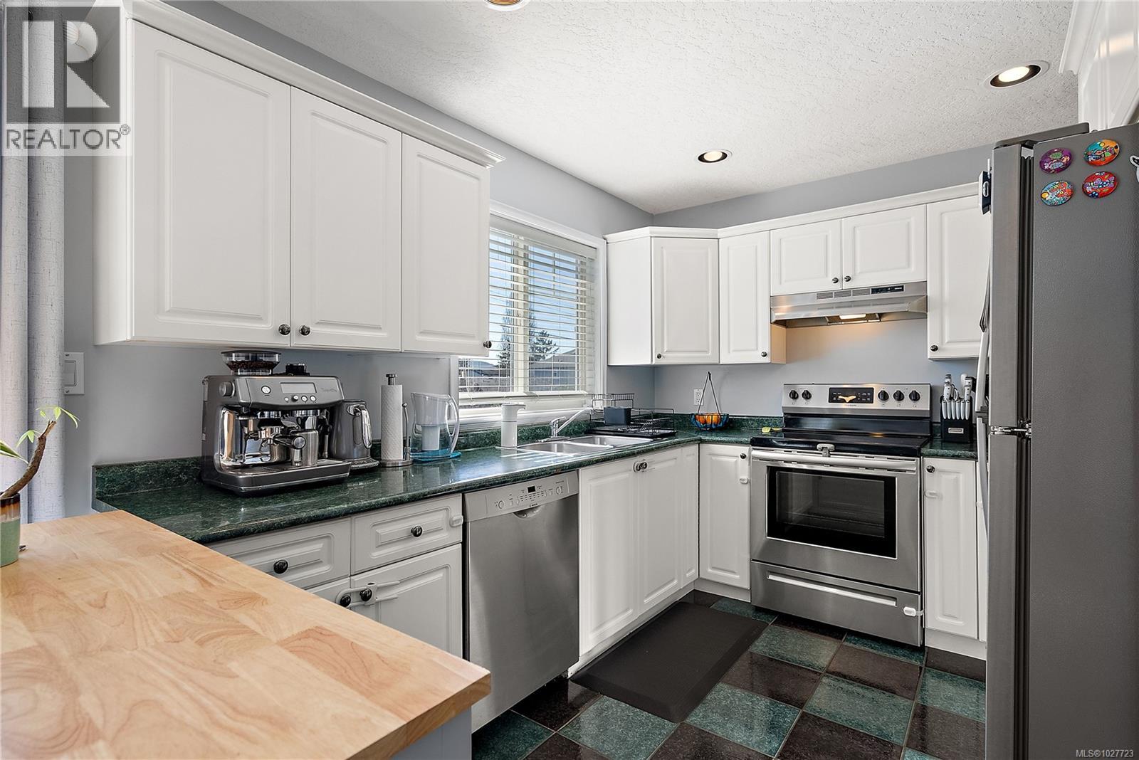  2124 James White Boulevard West, Sidney