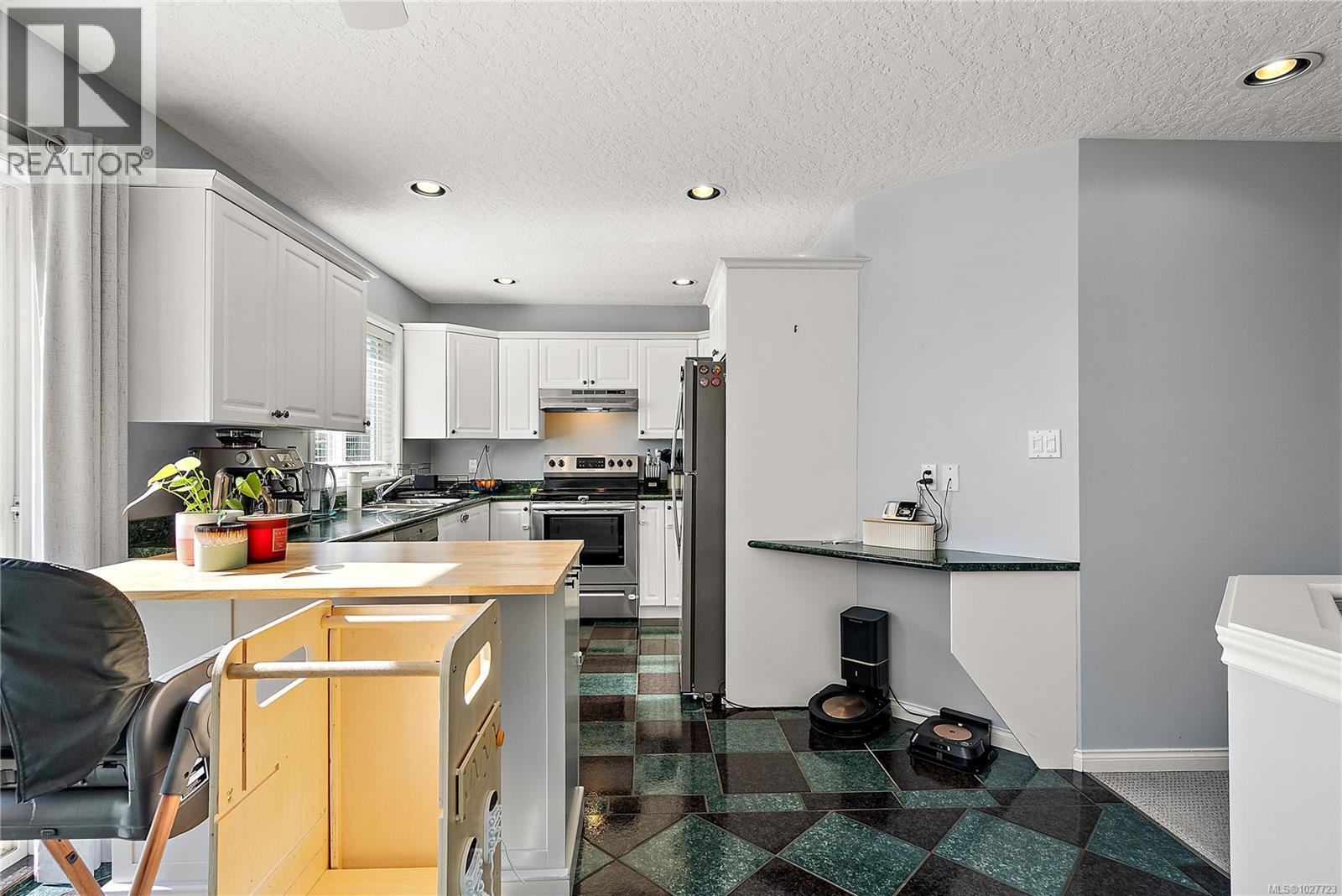  2124 James White Boulevard West, Sidney