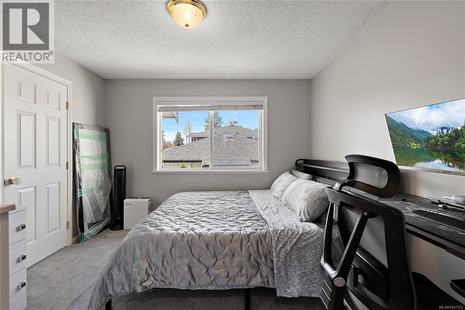  2124 James White Boulevard West, Sidney