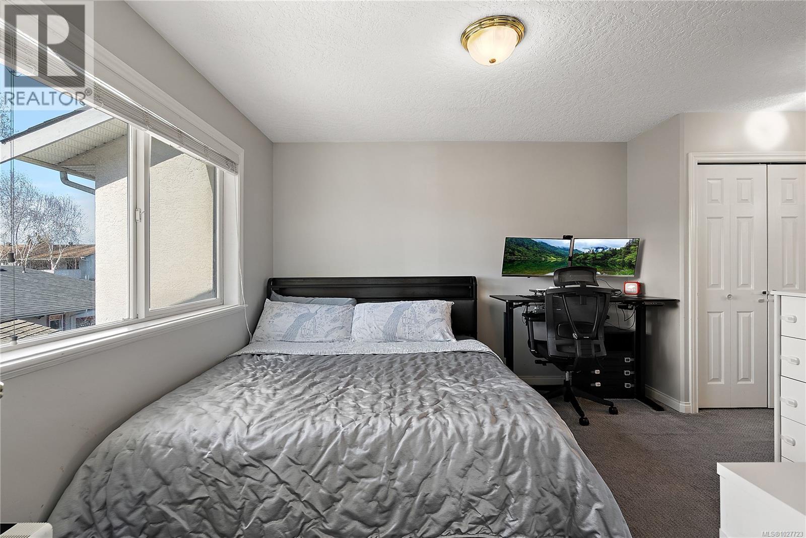  2124 James White Boulevard West, Sidney