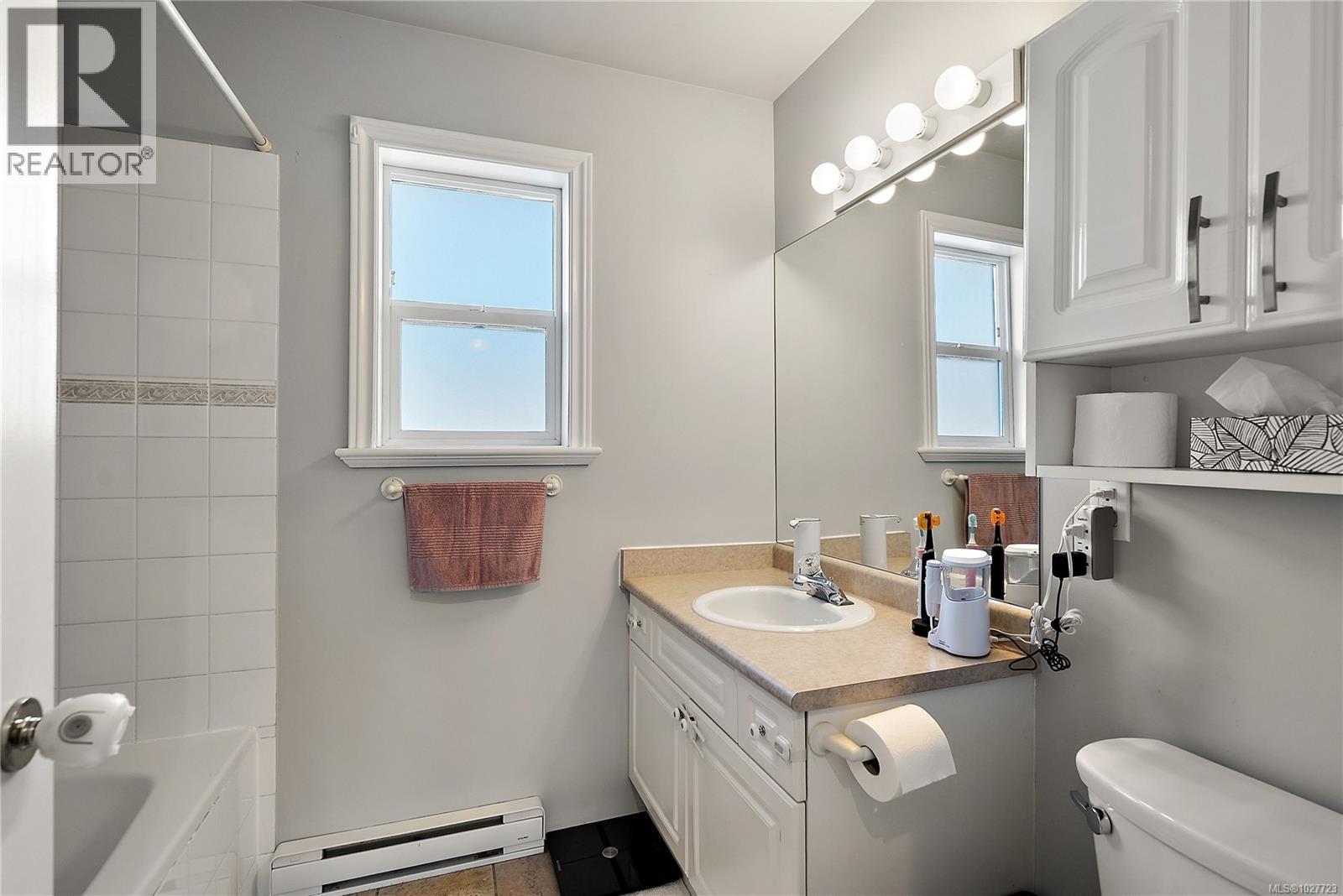  2124 James White Boulevard West, Sidney