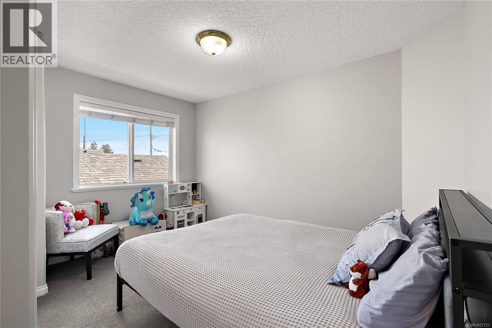  2124 James White Boulevard West, Sidney