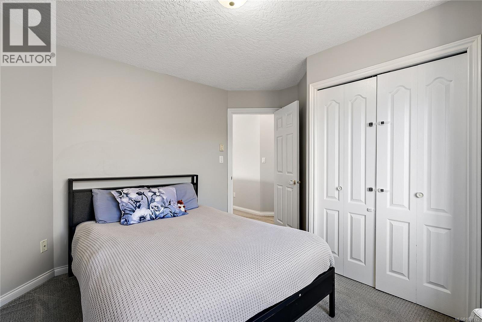  2124 James White Boulevard West, Sidney